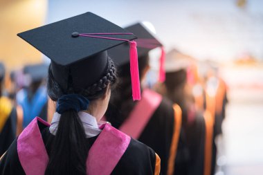 Üniversite mezunlarının dikiz aynaları üniversite mezuniyet töreninde derece ödülü için sırada. Üniversite mezunları üniversite mezuniyet töreninde toplanıyorlar. Mezunların kalabalığı.