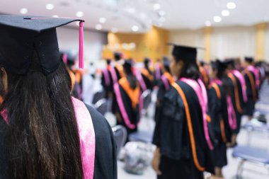 Üniversite mezunlarının dikiz aynaları üniversite mezuniyet töreninde derece ödülü için sırada. Üniversite mezunları üniversite mezuniyet töreninde toplanıyorlar. Mezunların kalabalığı.