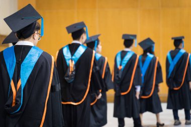 Üniversite mezunlarının dikiz aynaları üniversite mezuniyet töreninde derece ödülü için sırada. Üniversite mezunları üniversite mezuniyet töreninde toplanıyorlar. Mezunların kalabalığı.