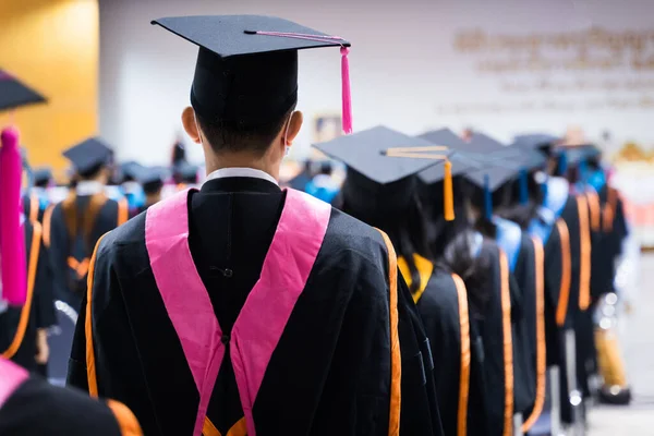 Egyetemi Végzősök Visszapillantása Egyetemi Diplomaosztó Ünnepségen Sorakozik Fel Diplomadíjhoz Egyetemi — Stock Fotó