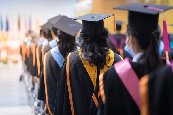 Egyetemi Végzősök Visszapillantása Egyetemi Diplomaosztó Ünnepségen Sorakozik Fel Diplomadíjhoz Egyetemi — Stock Fotó