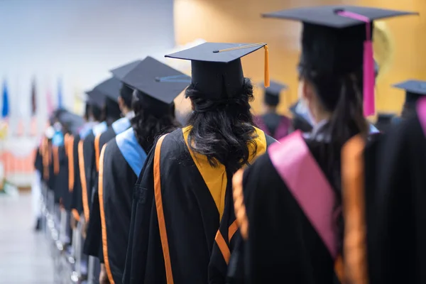 Die Hochschulabsolventen Stellen Sich Rahmen Der Abschlussfeier Zur Zeugnisübergabe Auf — Stockfoto