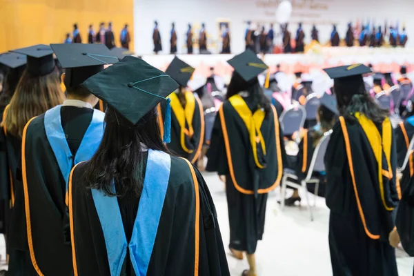 Üniversite mezunlarının dikiz aynaları üniversite mezuniyet töreninde derece ödülü için sırada. Üniversite mezunları üniversite mezuniyet töreninde toplanıyorlar. Mezunların kalabalığı.