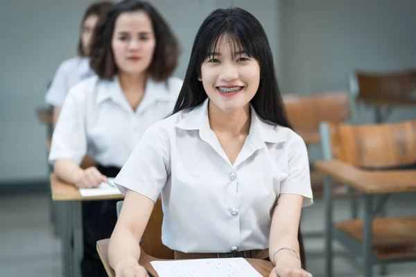 Porträtt Glada Asiatiska Kvinnliga Collegestudenter Som Skriver Och Studerar Klassrummet — Stockfoto