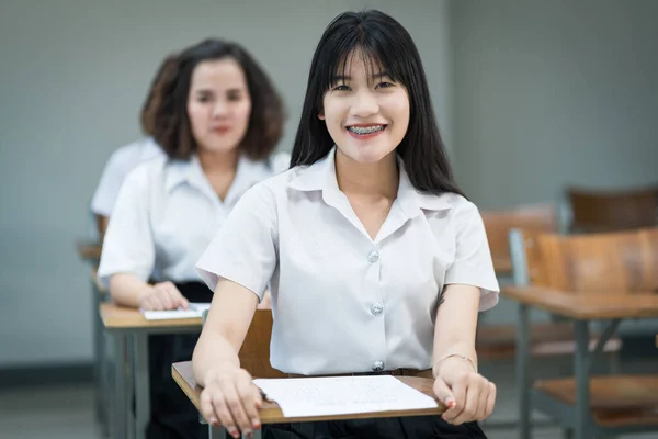 Retrato Estudiantes Universitarias Asiáticas Alegres Escribiendo Estudiando Aula Enfoque Selectivo — Foto de Stock