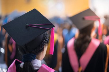 Üniversite mezunlarının dikiz aynası üniversite mezuniyet töreninde diploma ödülü için sırada bekliyor. Üniversite mezunları üniversite mezuniyet töreninde toplanıyorlar. Mezunların kalabalığı.