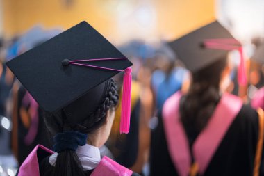 Üniversite mezunlarının dikiz aynası üniversite mezuniyet töreninde diploma ödülü için sırada bekliyor. Üniversite mezunları üniversite mezuniyet töreninde toplanıyorlar. Mezunların kalabalığı.