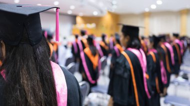 Üniversite mezunlarının dikiz aynası üniversite mezuniyet töreninde diploma ödülü için sırada bekliyor. Üniversite mezunları üniversite mezuniyet töreninde toplanıyorlar. Mezunların kalabalığı.