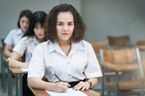 Portret Wesołej Azjatyckiej Studentki Piszącej Uczącej Się Klasie Selektywne Fous — Zdjęcie stockowe