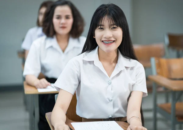 Porträtt Glada Asiatiska Kvinnliga Collegestudenter Som Skriver Och Studerar Klassrummet — Stockfoto