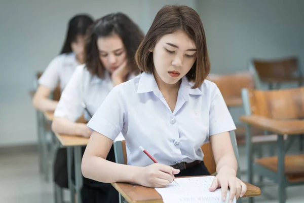 Selectieve Focus Van Tiener Studenten Zitten Collegestoelen Doen Eindexamen Schrijven — Stockfoto