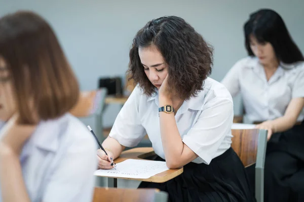 Selektywne Skupienie Nastoletnich Studentów Zasiadają Krzesłach Wykładowych Zrobić Egzamin Końcowy — Zdjęcie stockowe