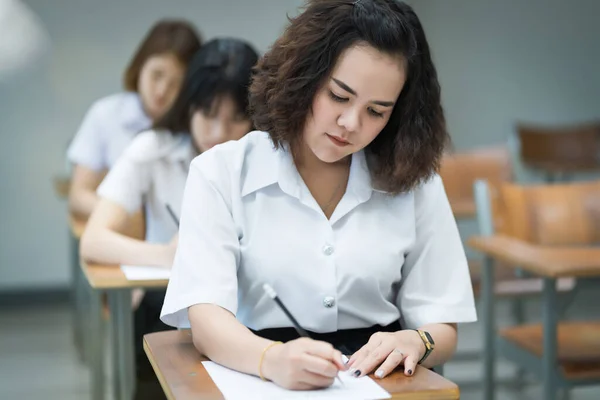 Selective Focus Teenage College Students Write Examination Paper Answer Sheet — Stock Photo, Image