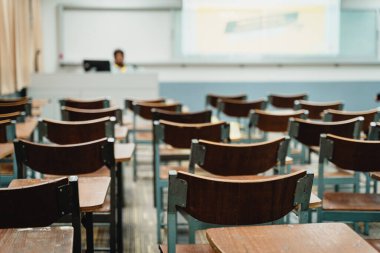 Sınıfta düzenlenmiş ahşap konferans sandalyeleri. Boş üniversite sınıfı, bir sürü ahşap konferans koltuğu var ama öğrenci yok. Okul konseptine dönelim..