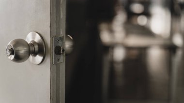 Kirli bir kapı tokmağının yakın çekimi. COVID-19 enfeksiyonuna neden olan kapı tokmağı bulundu..