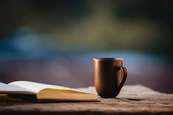 Uma Xícara Café Quente Manhã Uma Mesa Madeira Com Caderno — Fotografia de Stock