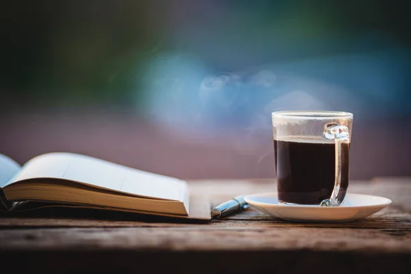 Kopp Varmt Morgonkaffe Ett Träbord Med Dagbok Balkongen Sovrummet För — Stockfoto