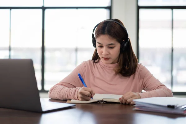 Joven Estudiante Asiática Niña Lleva Auriculares Inalámbricos Escribir Cuaderno Para —  Fotos de Stock