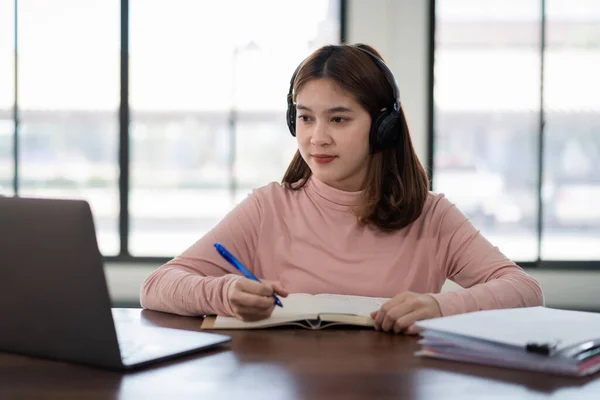 Joven Estudiante Asiática Niña Lleva Auriculares Inalámbricos Escribir Cuaderno Para —  Fotos de Stock