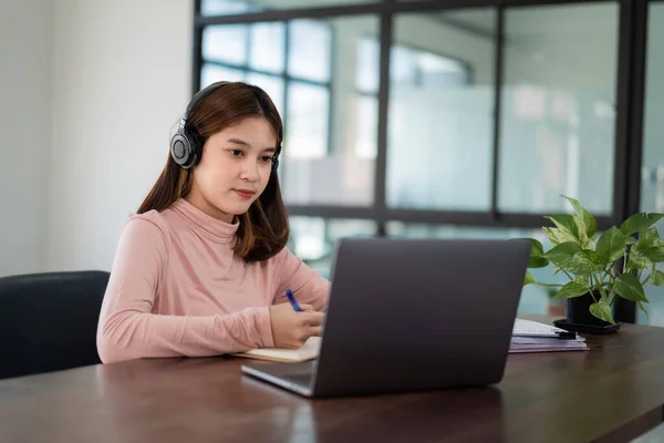 Joven Estudiante Asiática Niña Lleva Auriculares Inalámbricos Escribir Cuaderno Para —  Fotos de Stock