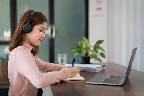 Joven Estudiante Asiática Niña Lleva Auriculares Inalámbricos Escribir Cuaderno Para —  Fotos de Stock