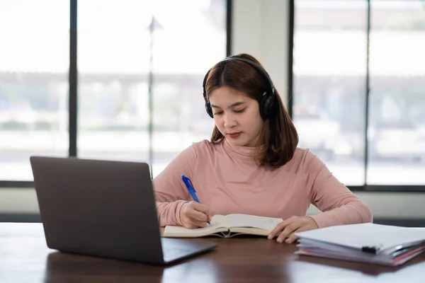 Joven Estudiante Asiática Niña Lleva Auriculares Inalámbricos Escribir Cuaderno Para —  Fotos de Stock