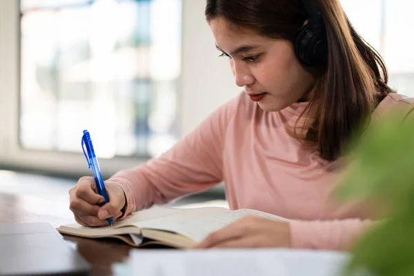 Jovem Asiático Menina Estudante Usa Fones Ouvido Sem Fio Escrever — Fotografia de Stock