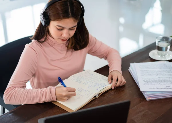 Joven Estudiante Asiática Niña Lleva Auriculares Inalámbricos Escribir Cuaderno Para —  Fotos de Stock