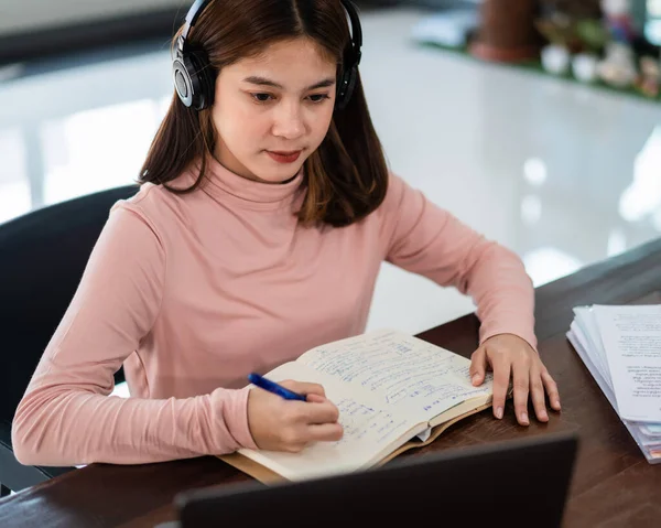 Joven Estudiante Asiática Niña Lleva Auriculares Inalámbricos Escribir Cuaderno Para —  Fotos de Stock