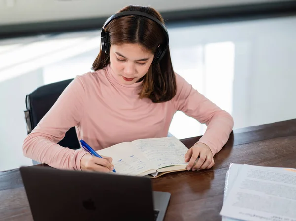 Joven Estudiante Asiática Niña Lleva Auriculares Inalámbricos Escribir Cuaderno Para —  Fotos de Stock