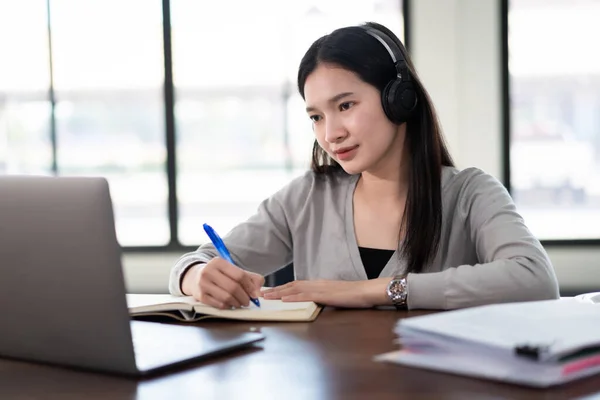 Joven Estudiante Asiática Niña Lleva Auriculares Inalámbricos Escribir Cuaderno Para —  Fotos de Stock