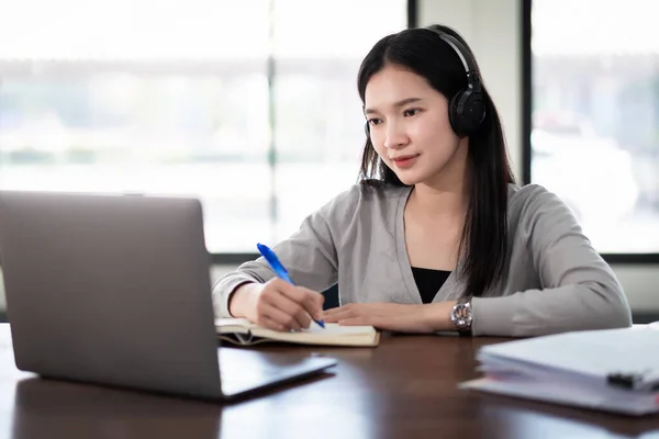 Joven Estudiante Asiática Niña Lleva Auriculares Inalámbricos Escribir Cuaderno Para —  Fotos de Stock