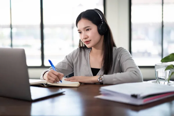 Joven Estudiante Asiática Niña Lleva Auriculares Inalámbricos Escribir Cuaderno Para —  Fotos de Stock