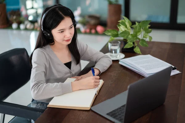 Giovane Studentessa Asiatica Indossa Cuffie Wireless Scrivere Sul Taccuino Studiare — Foto Stock