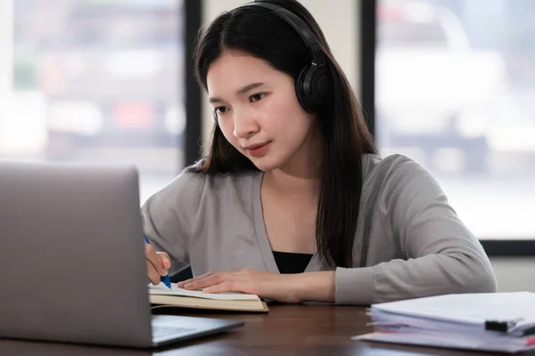 Joven Estudiante Asiática Niña Lleva Auriculares Inalámbricos Escribir Cuaderno Para —  Fotos de Stock