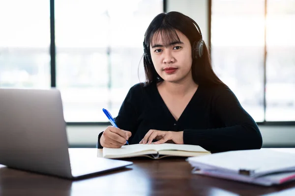 Usmívající Asijská Dívka Student Nosí Bezdrátové Sluchátka Psát Notebook Studovat — Stock fotografie