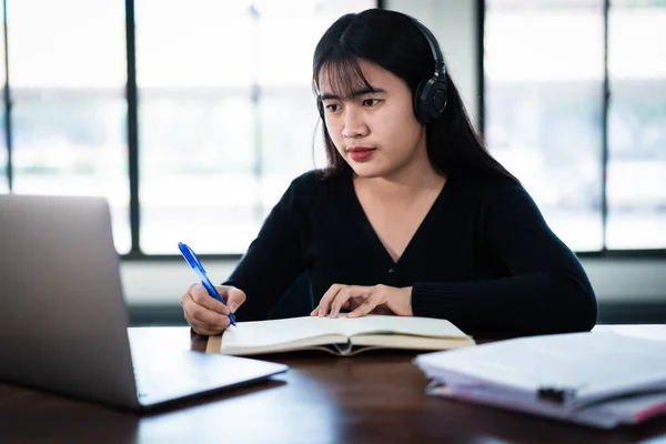 Lachende Aziatische Meisje Student Draagt Draadloze Koptelefoon Schrijven Notebook Taal — Stockfoto