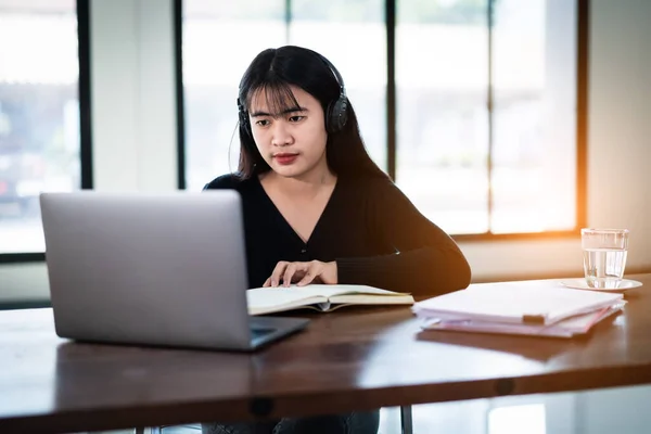 Usmívající Asijská Dívka Student Nosí Bezdrátové Sluchátka Psát Notebook Studovat — Stock fotografie