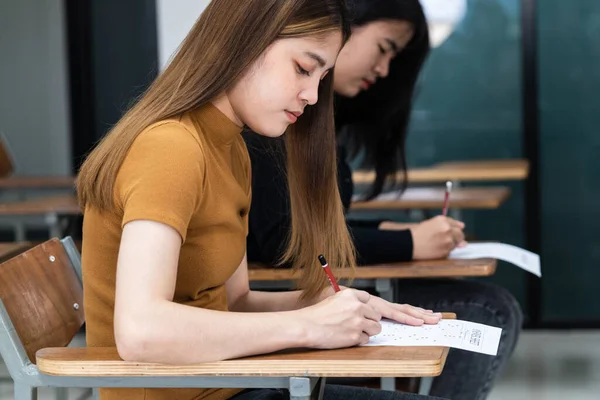 Jovens Universitárias Concentram Fazer Exames Sala Aula Alunos Escrevem Seriamente — Fotografia de Stock