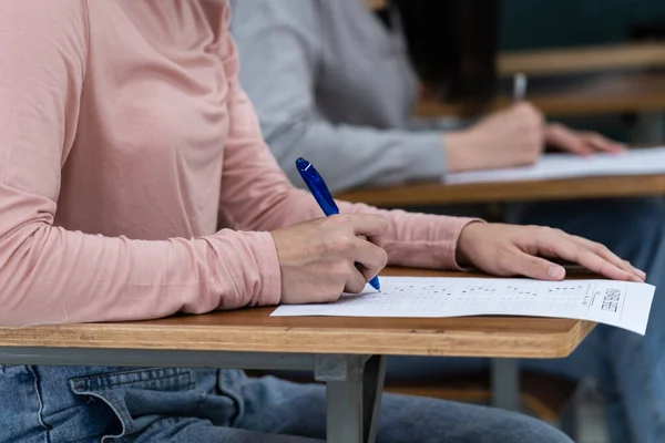 Junge Studentinnen Konzentrieren Sich Darauf Hörsaal Prüfungen Abzulegen Schülerinnen Schreiben — Stockfoto