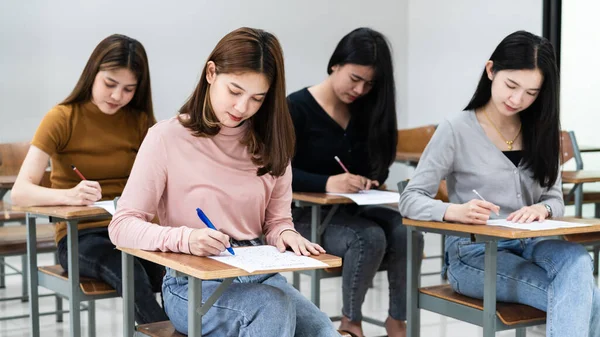 Fiatal Egyetemi Hallgatók Vizsgákra Koncentrálnak Osztályteremben Lány Diákok Komolyan Írni — Stock Fotó