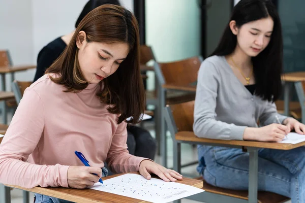 Młode Studentki Skupiają Się Egzaminach Klasie Dziewczyny Uczennice Poważnie Napisać — Zdjęcie stockowe