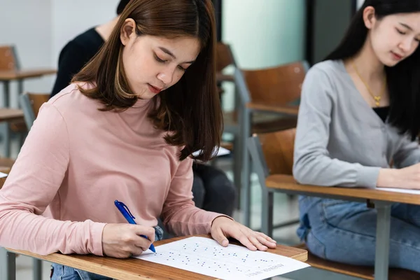 Młode Studentki Skupiają Się Egzaminach Klasie Dziewczyny Uczennice Poważnie Napisać — Zdjęcie stockowe