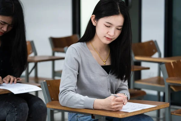 Jonge Vrouwelijke Universiteitsstudenten Concentreren Zich Het Afleggen Van Examens Klas — Stockfoto