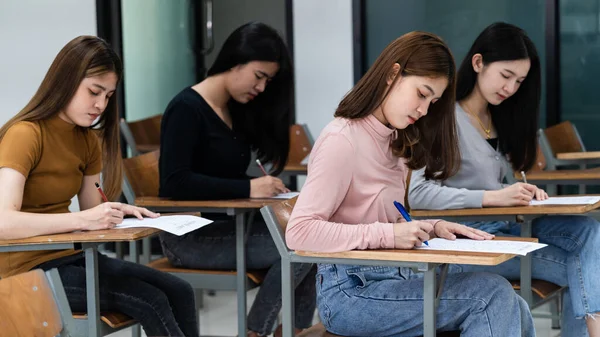 Jovens Universitárias Concentram Fazer Exames Sala Aula Alunos Escrevem Seriamente — Fotografia de Stock