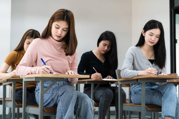 Młode Studentki Skupiają Się Egzaminach Klasie Dziewczyny Uczennice Poważnie Napisać — Zdjęcie stockowe