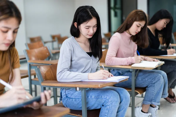 Foco Seletivo Dos Estudantes Universitários Adolescentes Sentados Cadeira Aula Escrevem — Fotografia de Stock