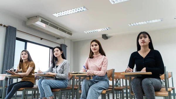 Selectieve Focus Van Tiener Studenten Zitten College Stoel Klas Schrijven — Stockfoto