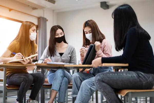 Group Diverse International Students Wearing Protective Masks Talking Discussing Project — Stock Photo, Image