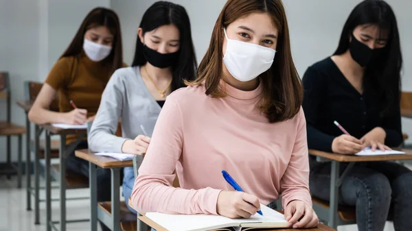 Egy Csapat Egyetemista Arcmaszkot Visel Távolságot Tartanak Miközben Tanulnak Osztályteremben — Stock Fotó